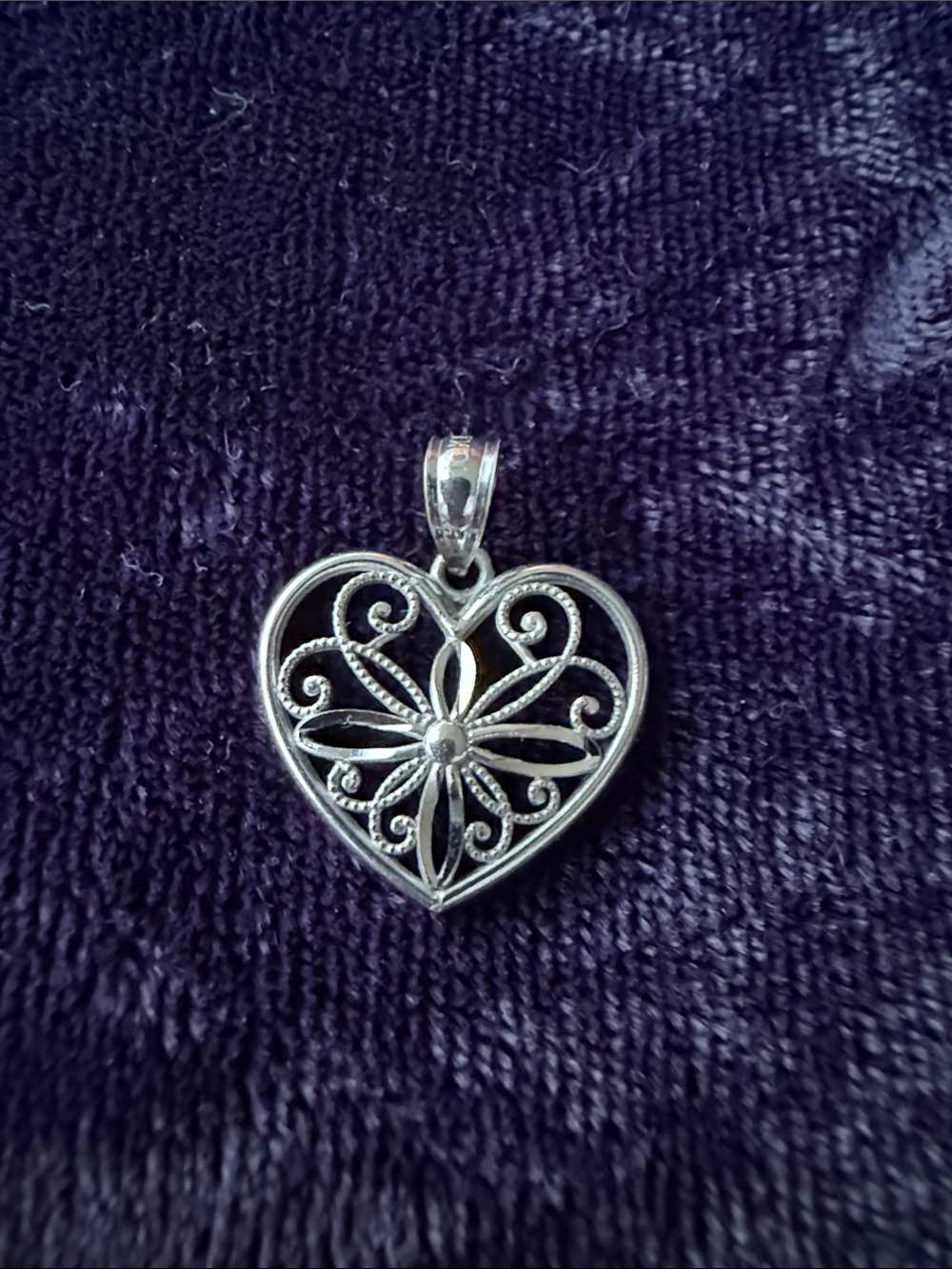 Solid 10K gold filigree heart pendant, vintage